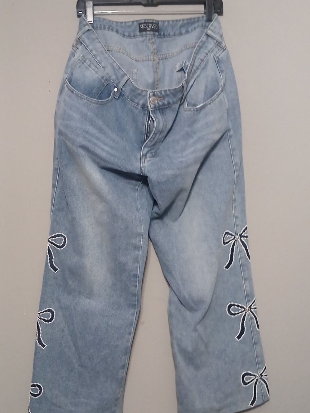 Reserved Light Blue Wide-Leg Jeans with Embroidered Navy Bow Accents